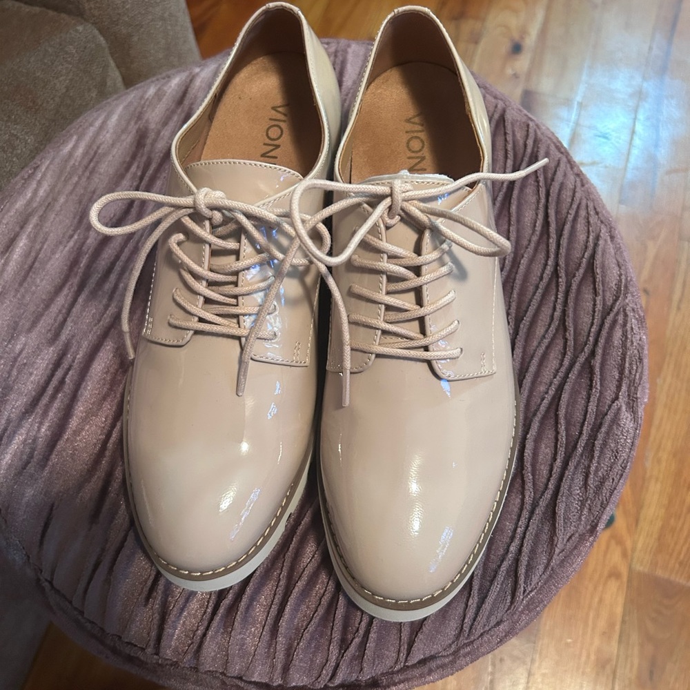 Cream Oxford style lace up shoes size 7